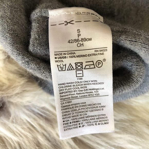 Banana Republic Sweater - Picture 3 of 3